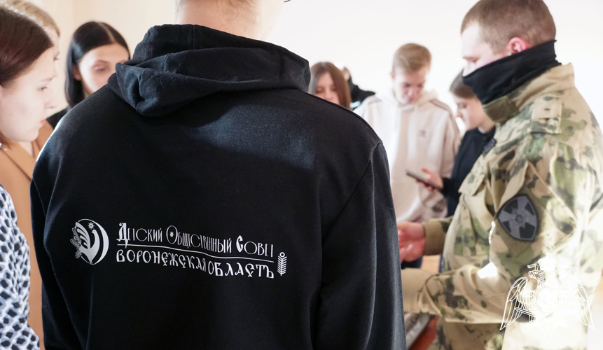 В «Дни Росгвардии» Воронежские школьники посетили базу ОМОН на транспорте «Стилет»