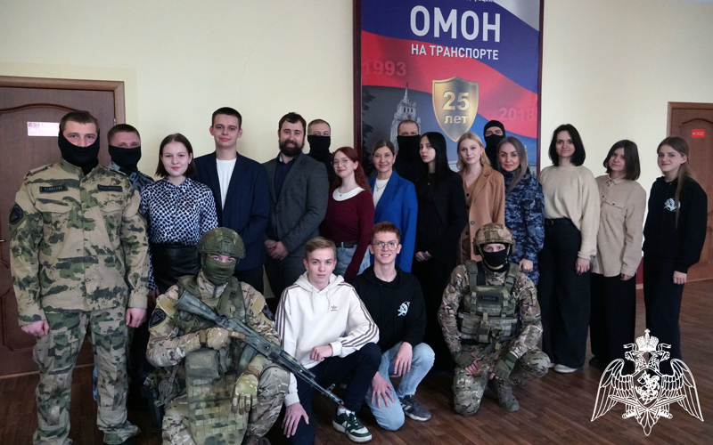 В «Дни Росгвардии» Воронежские школьники посетили базу ОМОН на транспорте «Стилет»