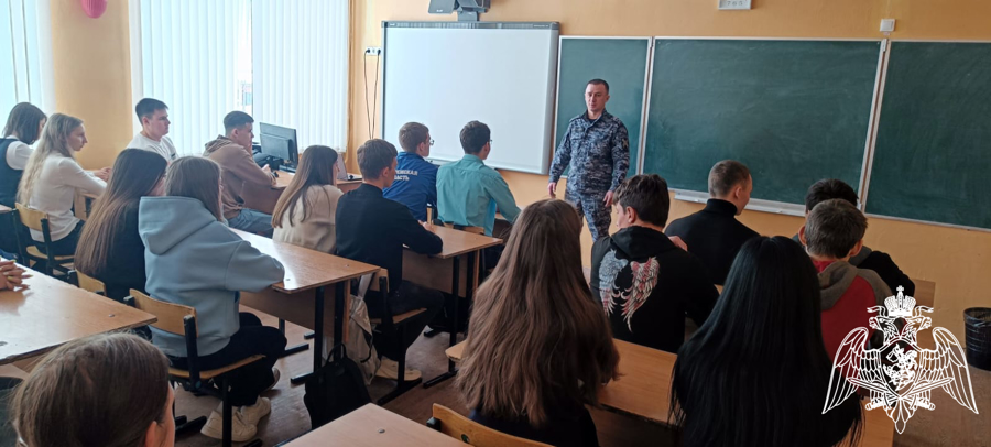 Сотрудники вневедомственной охраны провели урок мужества в честь дня Росгвардии