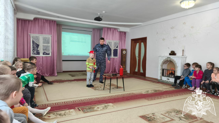РОСГВАРДИЯ ПРОВЕЛА УРОК БЕЗОПАСНОСТИ С ДОШКОЛЬНИКАМИ И ВОСПИТАТЕЛЯМИ В ВОРОНЕЖЕ
