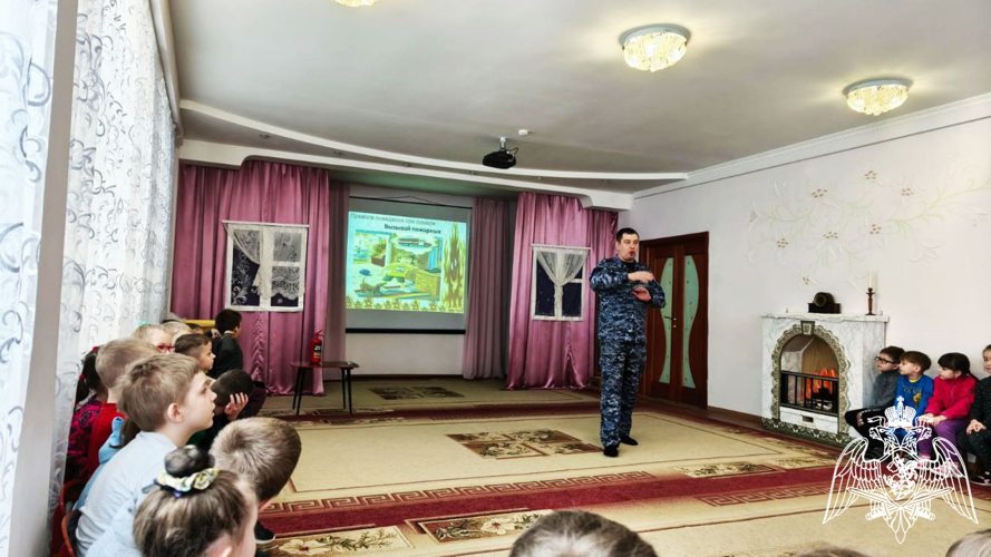 РОСГВАРДИЯ ПРОВЕЛА УРОК БЕЗОПАСНОСТИ С ДОШКОЛЬНИКАМИ И ВОСПИТАТЕЛЯМИ В ВОРОНЕЖЕ