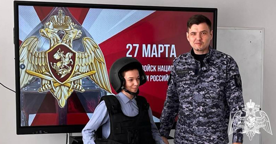 В преддверии Дня Росгвардии сотрудники провели для учащихся урок мужества
