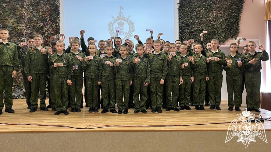 В Михайловском кадетском корпусе прошла торжественная церемония посвящения пятиклассников в юные росгвардейцы