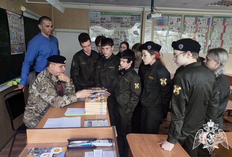«О патриотизме и служебных буднях» урок мужества провел ветеран Росгвардии для подрастающей молодежи