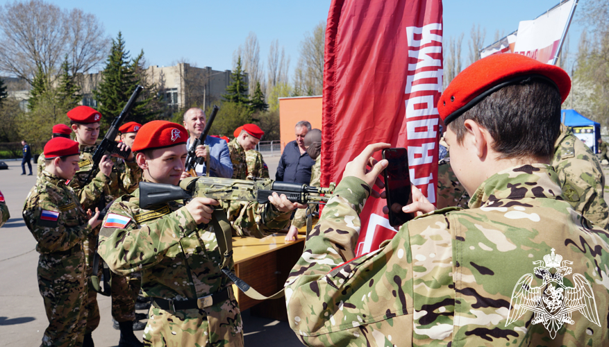 В Воронеже росгвардейцы поддержали ежегодную патриотическую акцию « День призывника»  для молодежи допризывного возраста 