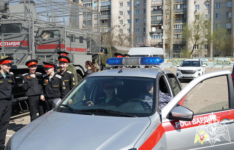 В Воронеже росгвардейцы поддержали ежегодную патриотическую акцию « День призывника»  для молодежи допризывного возраста 