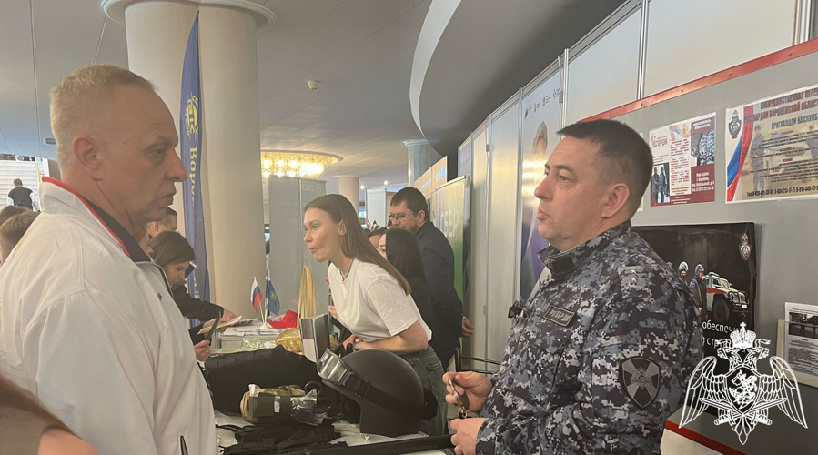 Офицеры Росгвардии в Воронеже приняли участие в ярмарке вакансий