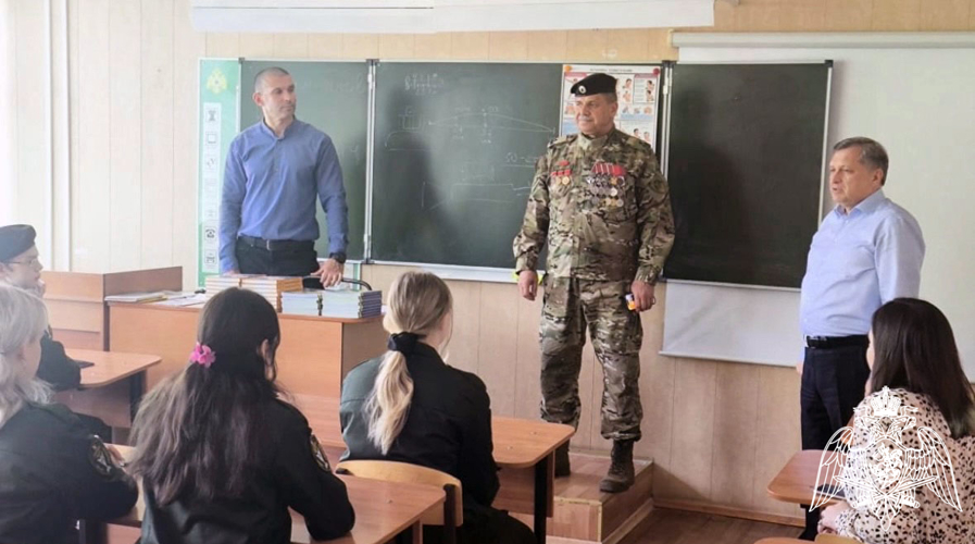 «О патриотизме и служебных буднях» урок мужества провел ветеран Росгвардии для подрастающей молодежи