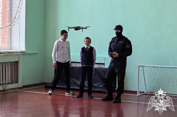 В ВОРОНЕЖСКОЙ ОБЛАСТИ В РАМКАХ ГОДА ЗАЩИТНИКА ОТЕЧЕСТВА ОФИЦЕРЫ РОСГВАРДИИ РАССКАЗАЛИ О ВЕДОМСТВЕННЫХ ВУЗАХ 