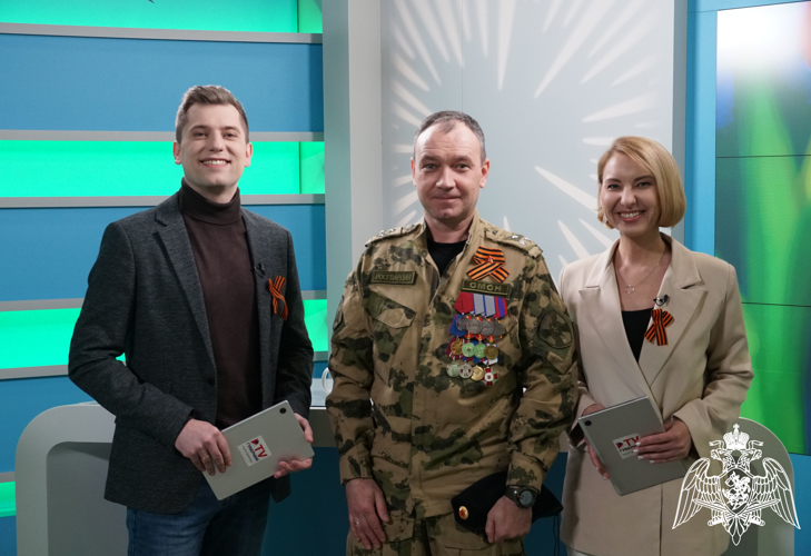 На праздничном выпуске «Утро вместе» поздравил с днем Великой Победы врио командира ОМОН «Центр» Павел Дука