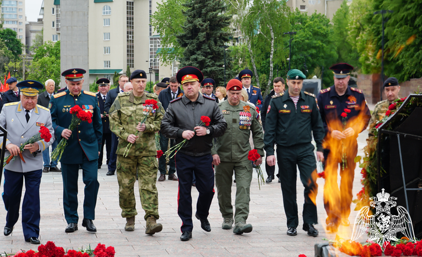 В Воронеже на площади Победы офицеры Росгвардии возложили цветы к могиле Неизвестного Солдата