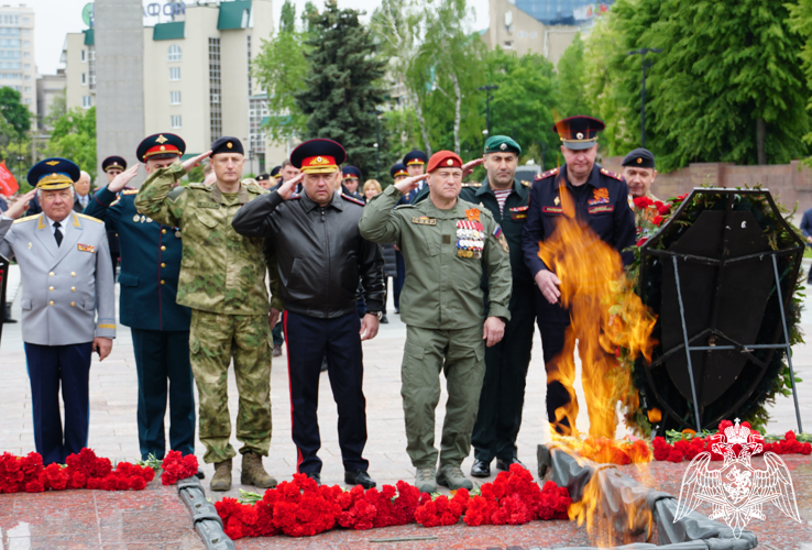 В Воронеже на площади Победы офицеры Росгвардии возложили цветы к могиле Неизвестного Солдата