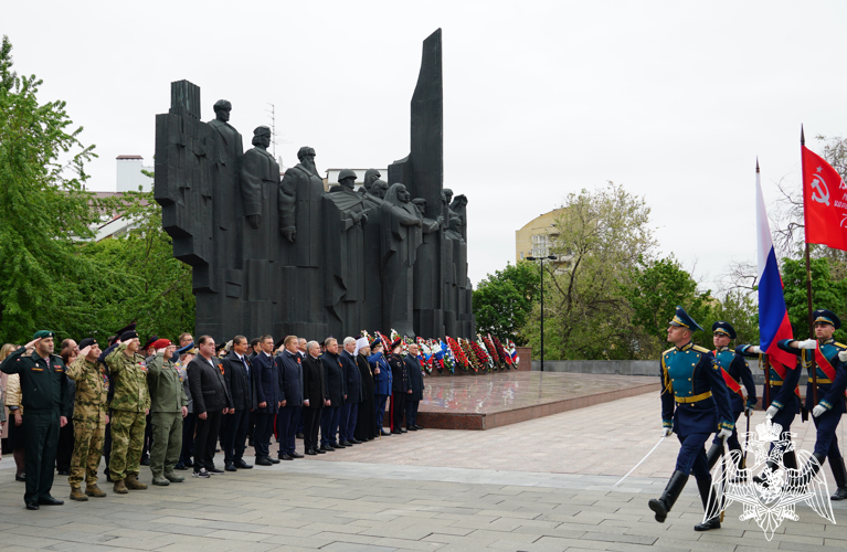 В Воронеже на площади Победы офицеры Росгвардии возложили цветы к могиле Неизвестного Солдата