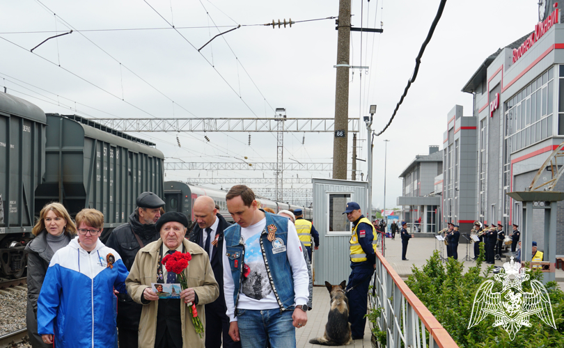 В Воронеже росгвардейцы проводили ветерана войны в Москву на Парад Победы