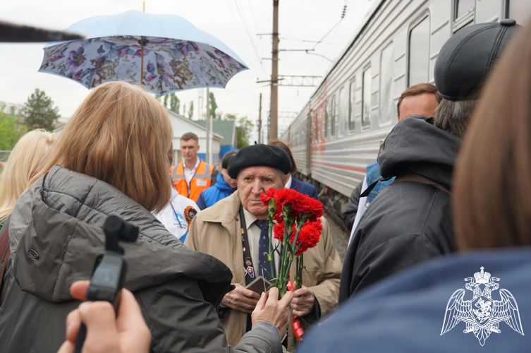 В Воронеже росгвардейцы проводили ветерана войны в Москву на Парад Победы
