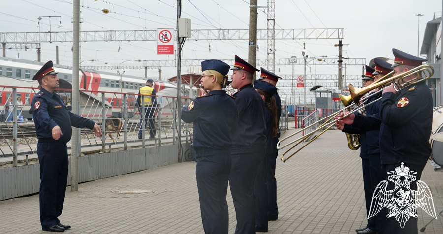 В Воронеже росгвардейцы проводили ветерана войны в Москву на Парад Победы