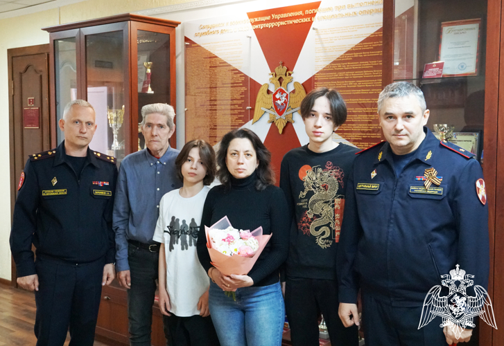 ОРДЕН МУЖЕСТВА ПЕРЕДАЛИ РОДСТВЕННИКАМ ПОГИБШЕГО РОСГВАРДЕЙЦА В ВОРОНЕЖЕ