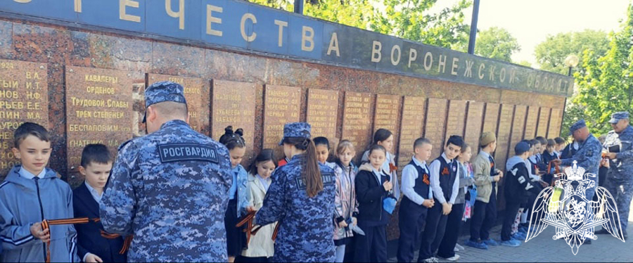 Представители Росгвардии вручили воронежцам георгиевские ленты  под музыку военного оркестра