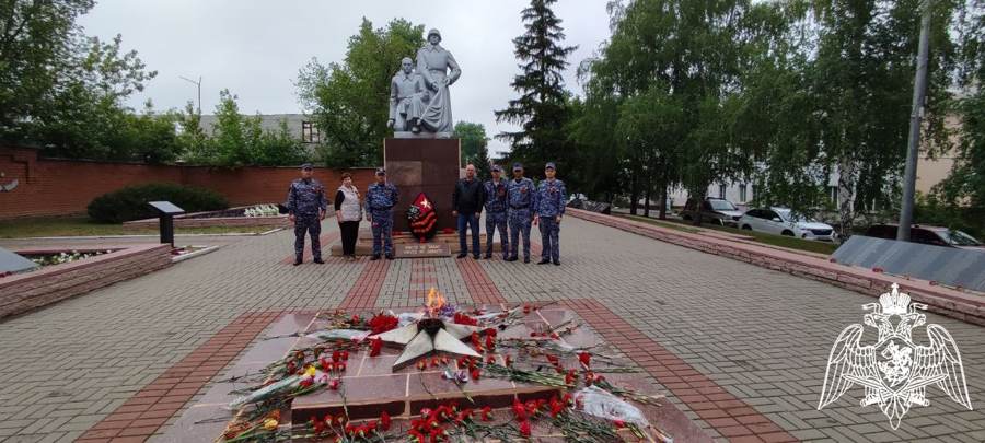 Сотрудники Росгвардии посетили братскую могилу в честь Победы в Великой Отечественной войне