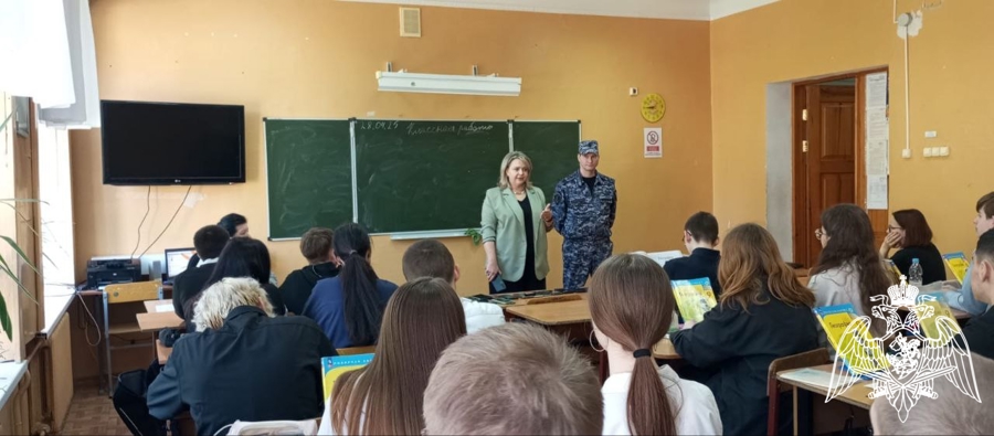 Сотрудники Росгвардии провели урок мужества, посвященный Победе в Великой Отечественной войне.
