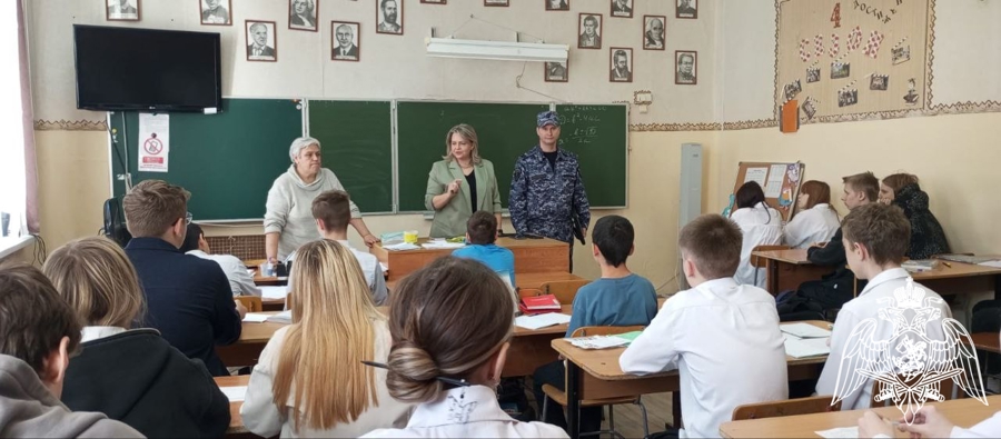 Сотрудники Росгвардии провели урок мужества, посвященный Победе в Великой Отечественной войне.