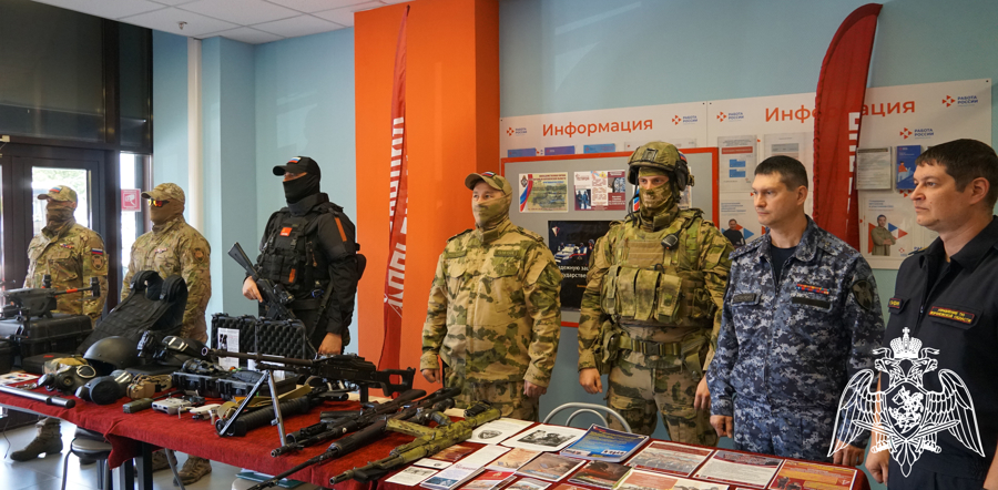 Офицеры Росгвардии в Воронеже приняли участие в ярмарке вакансий 