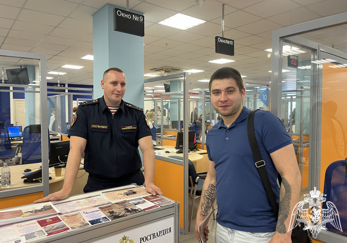 Офицеры Росгвардии в Воронеже приняли участие в ярмарке вакансий 