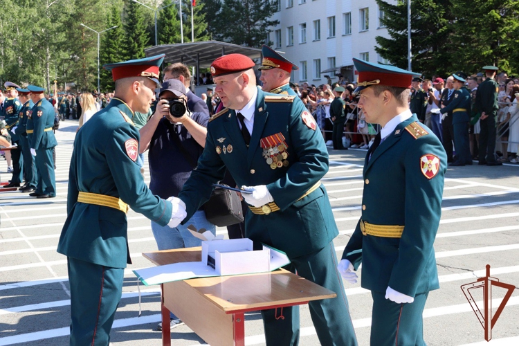 В ВОЕННЫХ ИНСТИТУТАХ ВОЙСК НАЦИОНАЛЬНОЙ ГВАРДИИ РОССИЙСКОЙ ФЕДЕРАЦИИ СОСТОЯЛСЯ ВЫПУСК МОЛОДЫХ ОФИЦЕРОВ