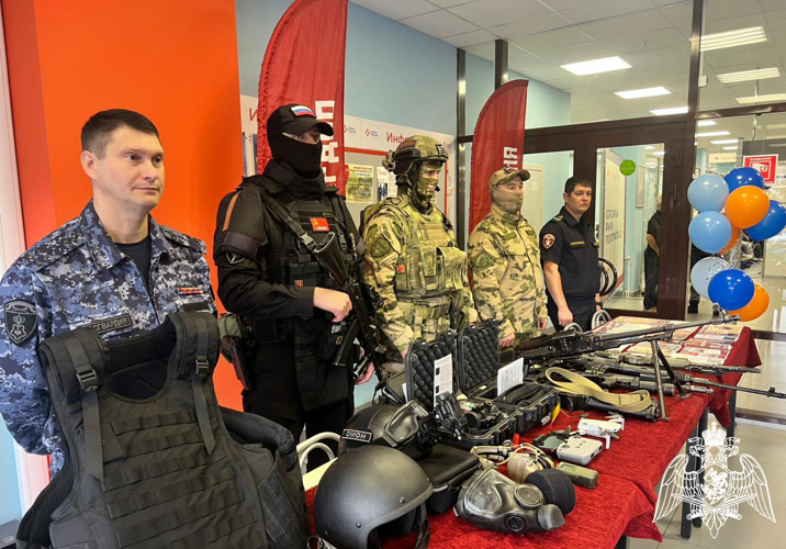 Офицеры Росгвардии в Воронеже приняли участие в ярмарке вакансий 