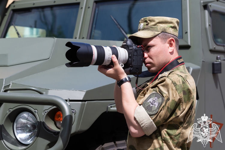 ВОЕННЫЕ ФОТОКОРРЕСПОНДЕНТЫ РОСГВАРДИИ ОТМЕЧАЮТ ПРОФЕССИОНАЛЬНЫЙ ПРАЗДНИК