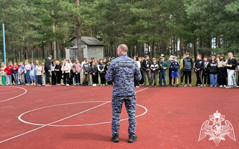 Сотрудники Росгвардии провели утреннюю физическую зарядку в лагере в рамках акции «Каникулы с Росгвардией»