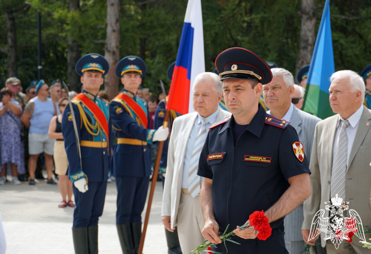 Представители Управления Росгвардии по Воронежской области возложили венки и цветы в День Воздушно-Десантных войск