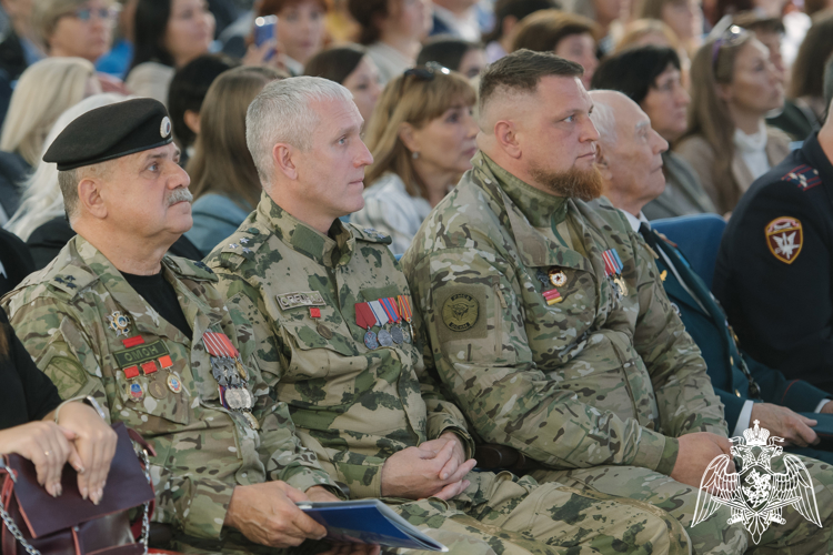 Почетные гости городского образовательного форума в Воронеже – ветераны Росгвардии