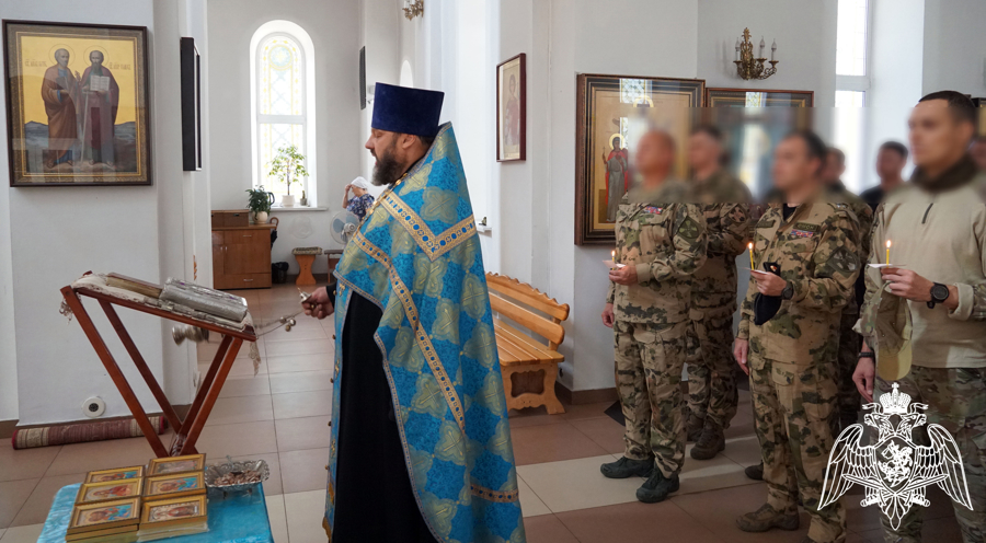 В канун Дня солидарности в борьбе с терроризмом в Воронеже руководство, сотрудники и военнослужащие Росгвардии приняли участие в поминальном богослужении