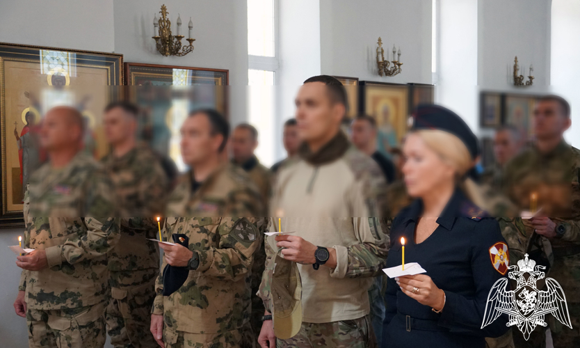 В канун Дня солидарности в борьбе с терроризмом в Воронеже руководство, сотрудники и военнослужащие Росгвардии приняли участие в поминальном богослужении