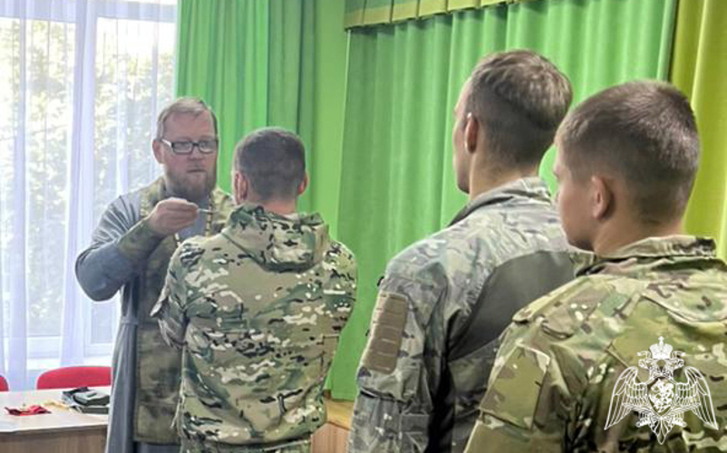 СВЯЩЕННОСЛУЖИТЕЛЬ БЕЛГОРОДСКОЙ ЕПАРХИИ НАВЕСТИЛ РОСГВАРДЕЙЦЕВ, ВЫПОЛНЯЮЩИХ ЗАДАЧИ ПО ЗАЩИТЕ ПРИГРАНИЧЬЯ