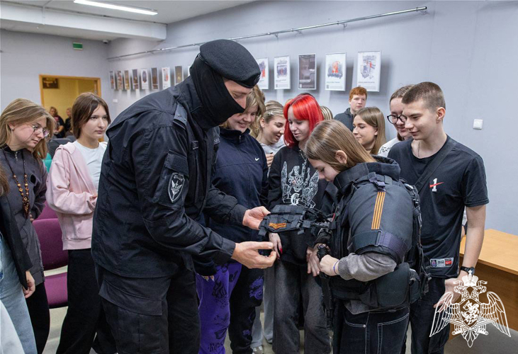 В преддверии профессионального праздника сотрудники ОМОН «Центр» провели встречу «Знакомство с профессией» с Воронежскими студентами
