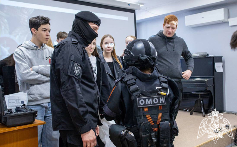 В преддверии профессионального праздника сотрудники ОМОН «Центр» провели встречу «Знакомство с профессией» с Воронежскими студентами