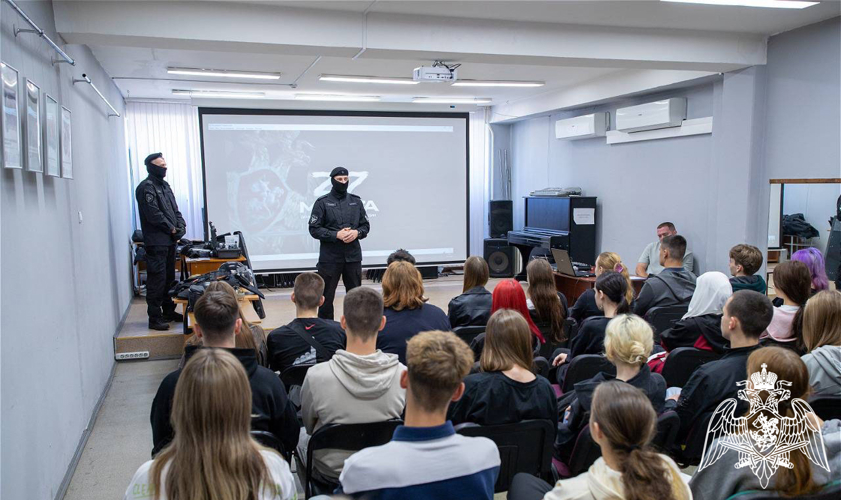 В преддверии профессионального праздника сотрудники ОМОН «Центр» провели встречу «Знакомство с профессией» с Воронежскими студентами