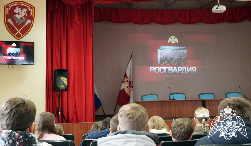 Воронежские школьники посетили базу ОМОН на транспорте «Стилет»