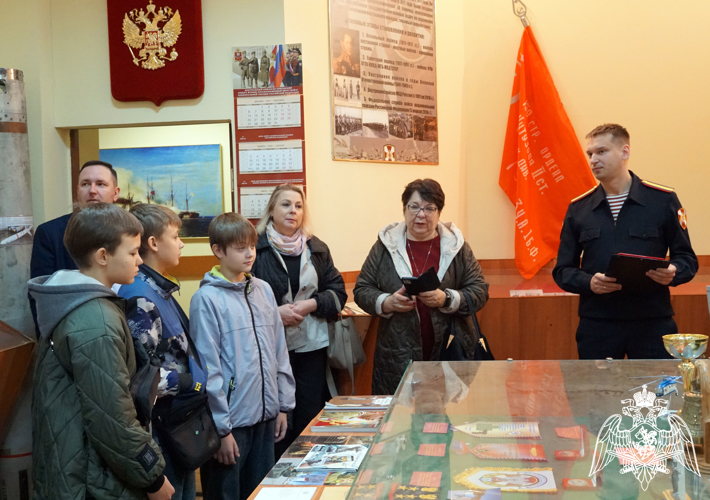Воронежские школьники посетили базу ОМОН на транспорте «Стилет»
