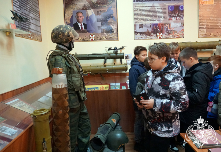 Воронежские школьники посетили базу ОМОН на транспорте «Стилет»