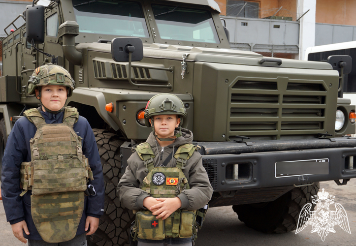 Воронежские школьники посетили базу ОМОН на транспорте «Стилет»