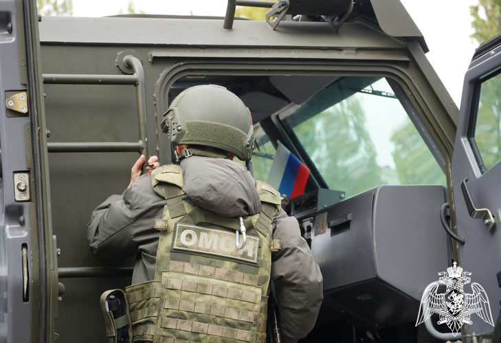 Воронежские школьники посетили базу ОМОН на транспорте «Стилет»