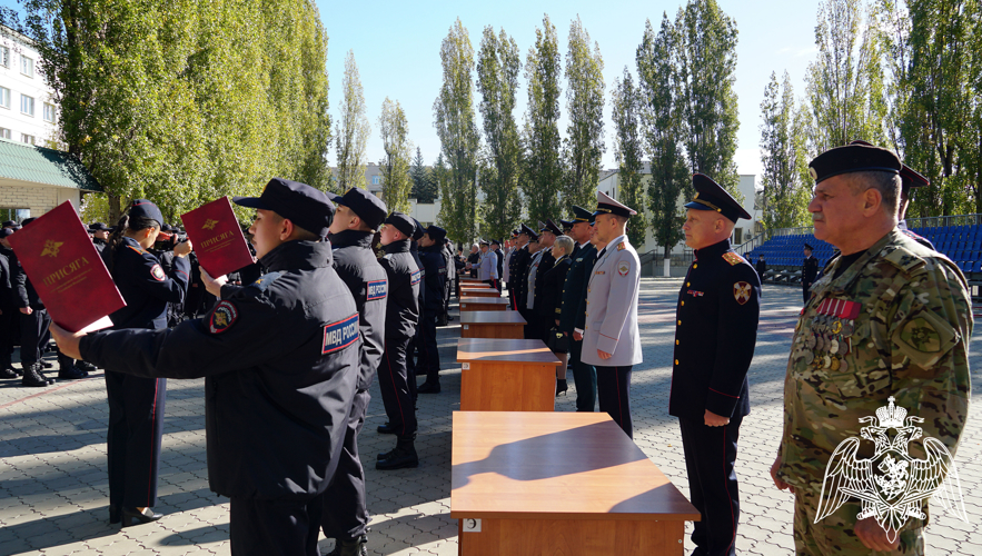 НАЧАЛЬНИК УПРАВЛЕНИЯ РОСГВАРДИИ ПО ВОРОНЕЖСКОЙ ОБЛАСТИ ПОЗДРАВИЛ КУРСАНТОВ ИНСТИТУТА МВД С ПРИНЯТИЕМ ПРИСЯГИ