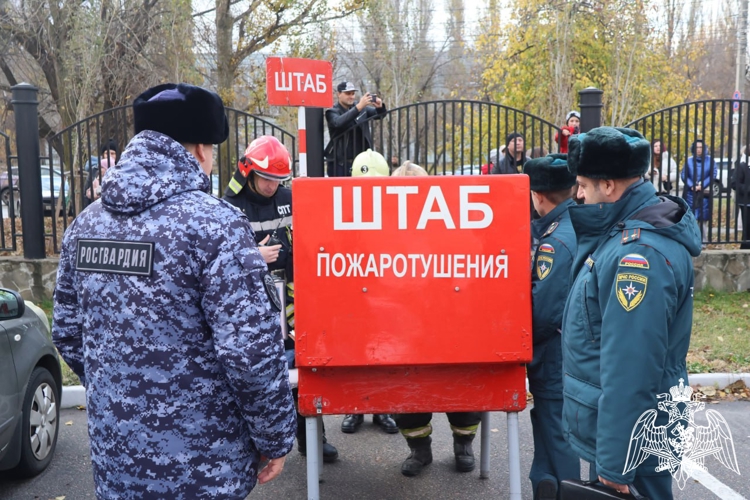 В Воронеже Росгвардия и МЧС провели совместную пожарно-тактическую тренировку
