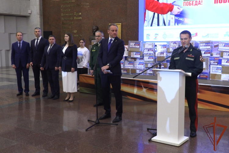 ОРГКОМИТЕТ «ДИКТАНТА ПОБЕДЫ» ПЕРЕДАЛ В РОСГВАРДИЮ ПИСЬМА-ТРЕУГОЛЬНИКИ ДЛЯ ОТПРАВКИ БОЙЦАМ В ЗОНУ СВО