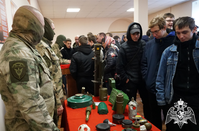 Патриотическую акцию «Открытая Росгвардия - Всероссийский день призывника» провели росгвардейцы в Воронеже