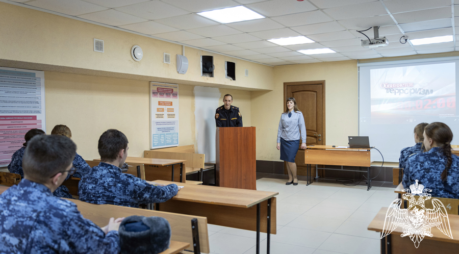 Офицер Росгвардии провел семинар «Профилактика терроризма и экстремизма в молодежной среде» в Воронежском институте ФСИН 