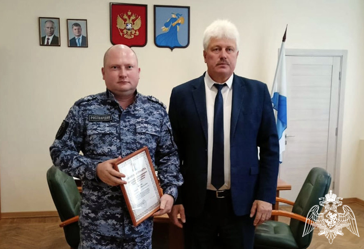 Сотруднику вневедомственной охраны Росгвардии вручил благодарность глава Нижнедевицкого района Воронежской области 